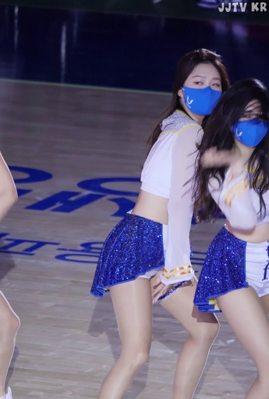 Cropped sleeveless garter, Lee Juhee cheerleading.