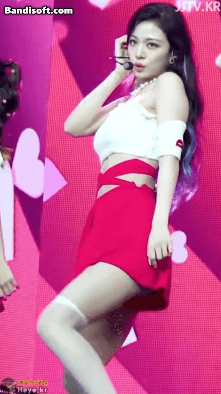 fromis_9's Chaeyoung Knee socks Hotscut performance.