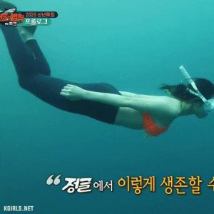 Cho Hyun is swimming.