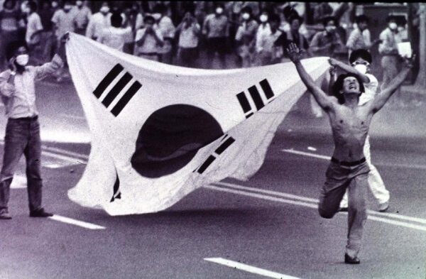 Legendary photos that remain in Korean history.