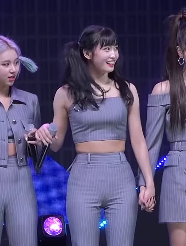 TWICE MOMO ties her hair with a microphone between her legs