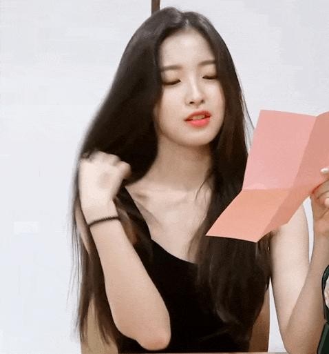 OH MY GIRL's Arin who sweeps her hair