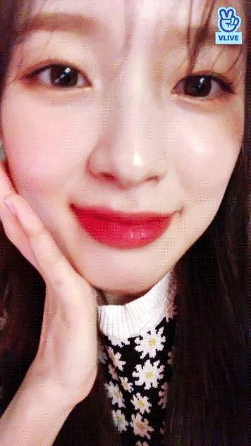 OH MY GIRL's ARIN's beauty on V LIVE