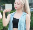ITZY's YUNA is a very polite cropped sleeveless shirt on her way to work