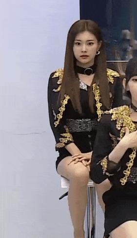 IZ*ONE Kang Hyewon, show your shoulders