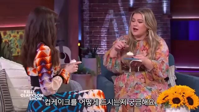 SOUND How Anne Hathaway Eats Cupcake.mp4