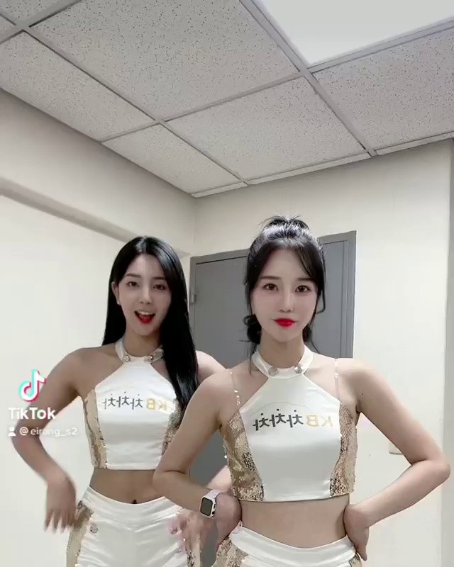 SOUND Cheerleader Ahn and Mok Nagyung