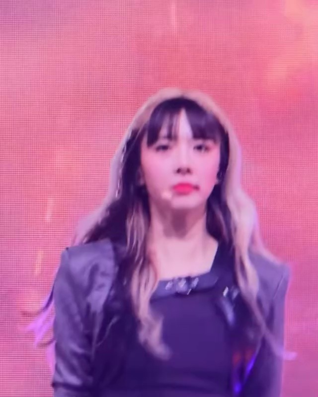 DREAMCATCHER Yoohyeon's ant waist is amazing