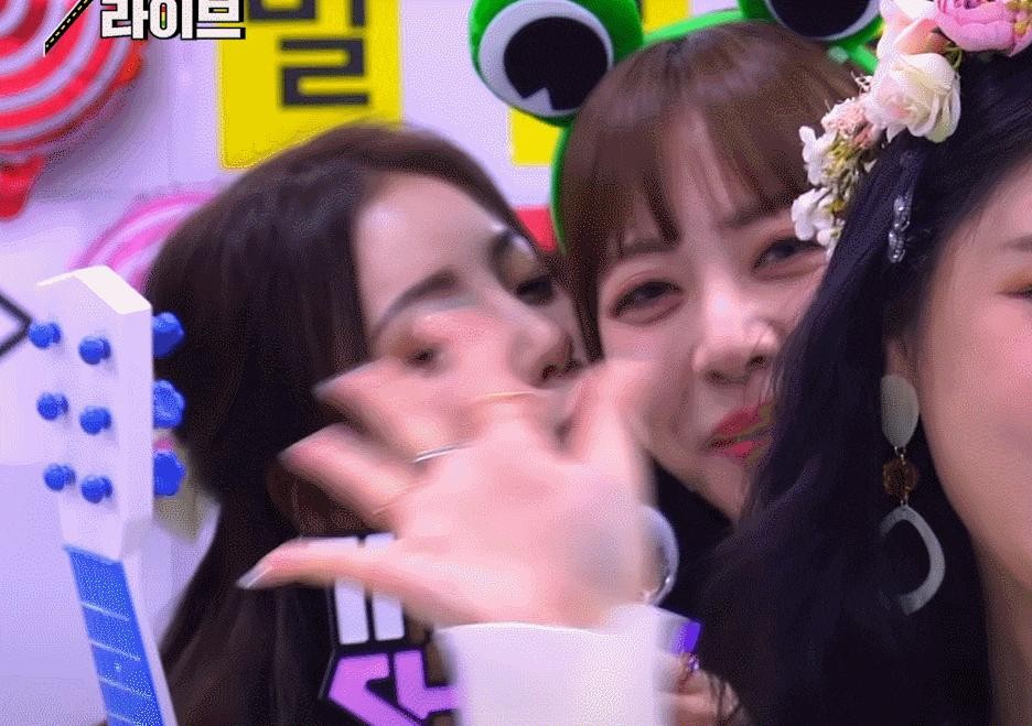Yoojung kissing Eunji of Brave Girls