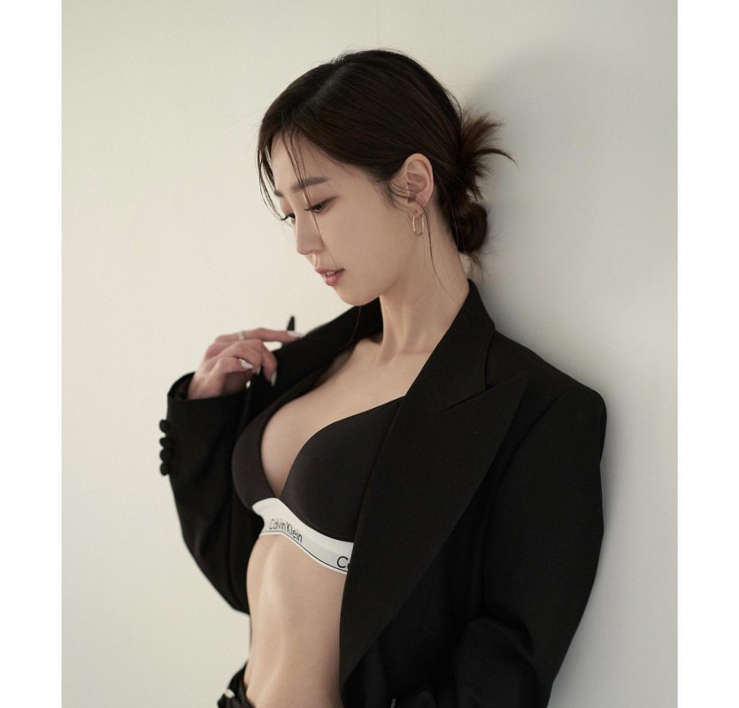 Weather forecaster Kim Gayoung's underwear pictorial