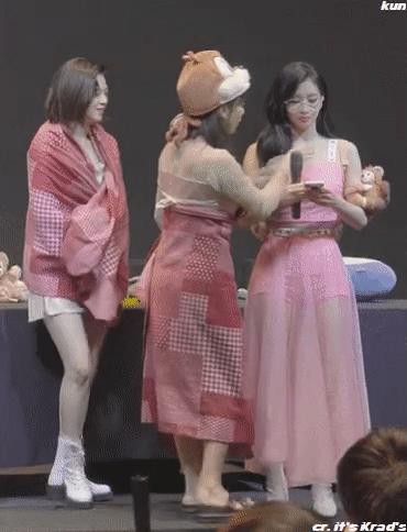 JIHYO teasing MOMO. MOMO's adolescence vs. Hyojung's