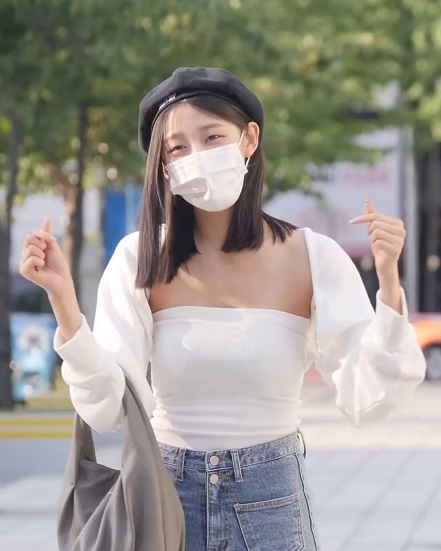 Lovelyz Ye-In's jeans on her way to work