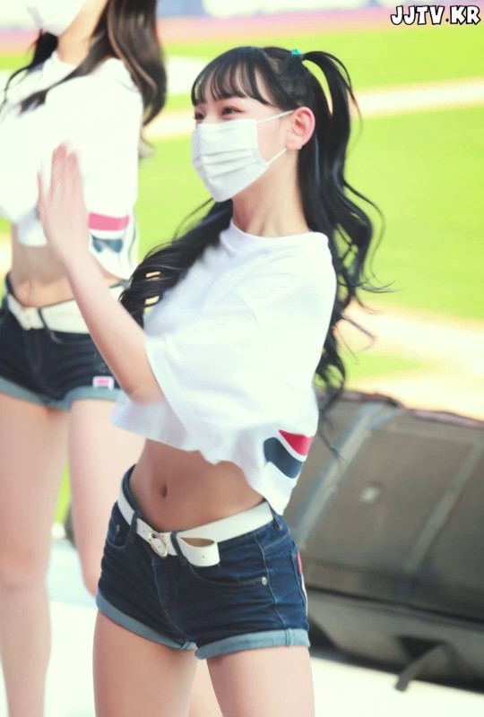 Loose cropped T-shirt, belly button cheerleader, Jung Hee Jung