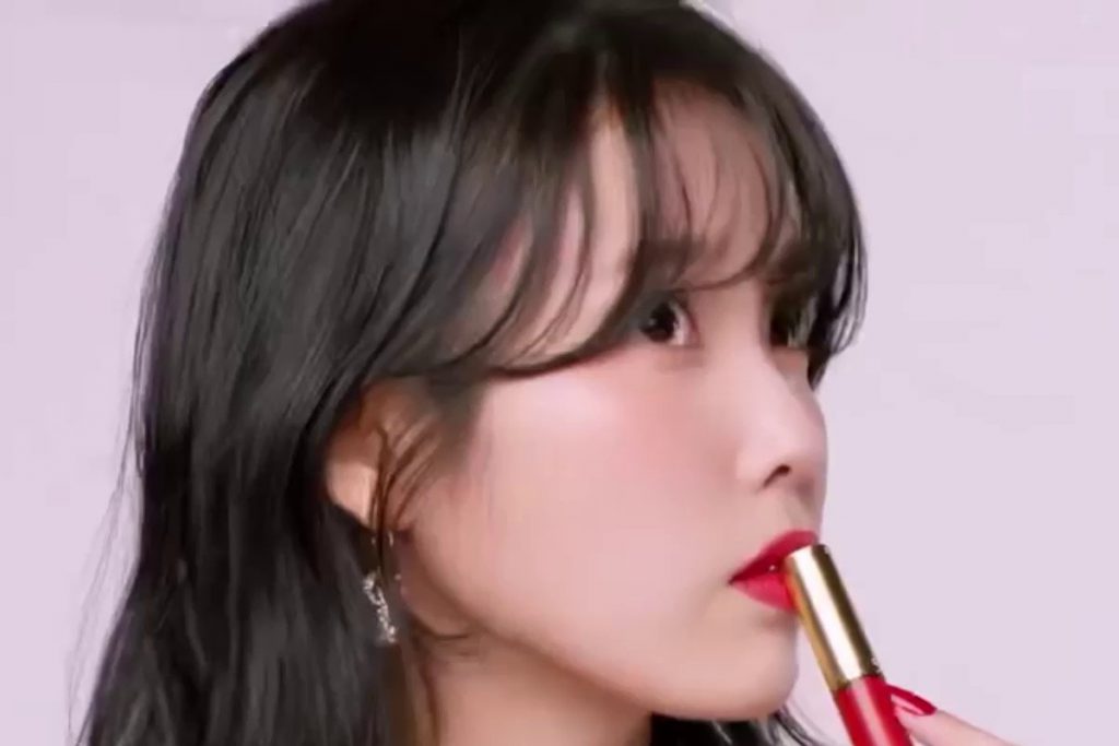 IU's outfit with too much fine lines