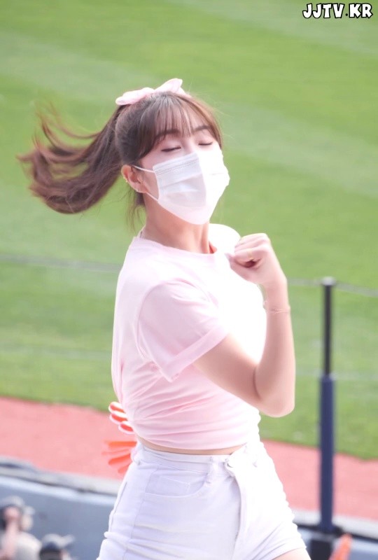 Light pink T-shirt White shorts Ahn Jihyun cheerleader