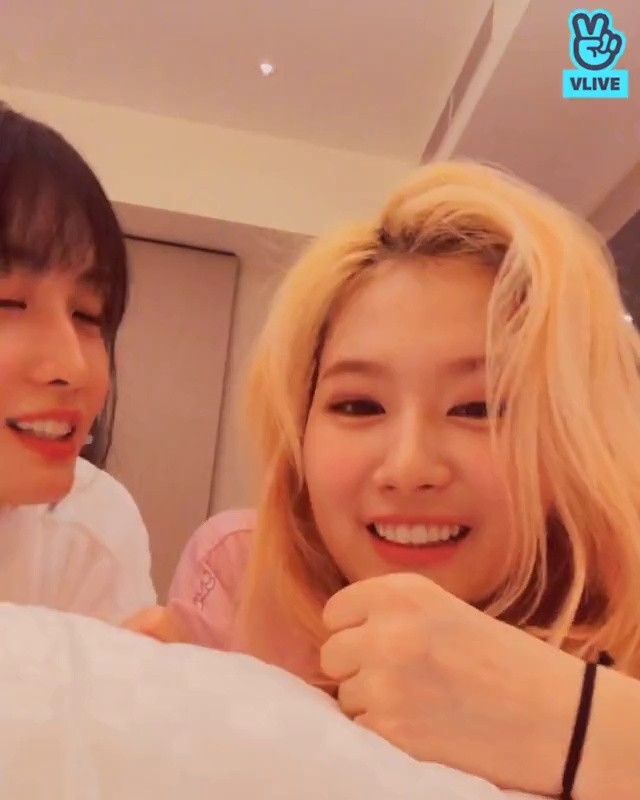 MOMO and SANA have fun playing rock paper scissors