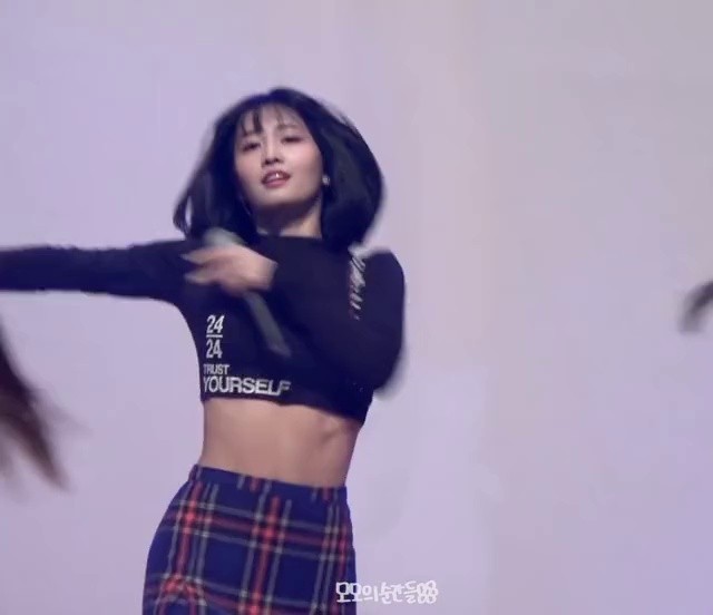 TWICE MOMO shows off her strong abs