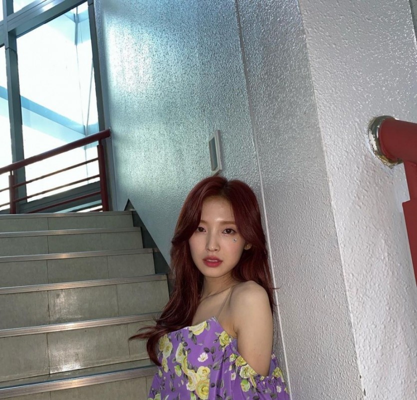 OH MY GIRL's Arin's purple off-shoulder soft goal on the stairs