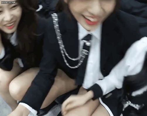 Ahn Yujin touches the inside of her thighs. Kwon Eunbi's bad hands