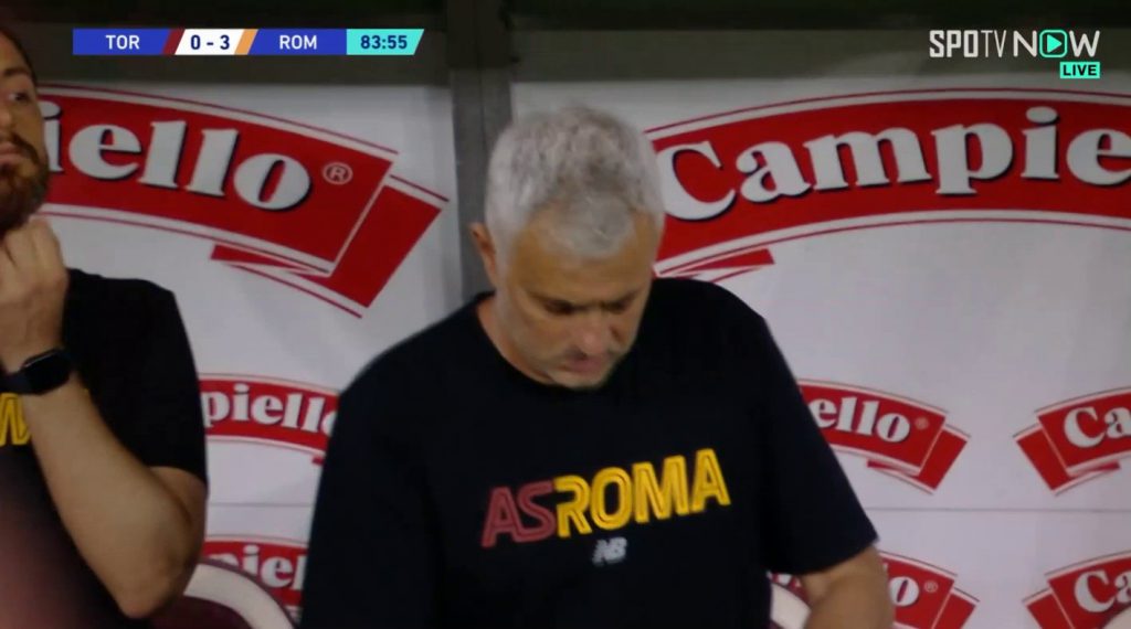 Torino vs. AS Roma Mourinho wash his face