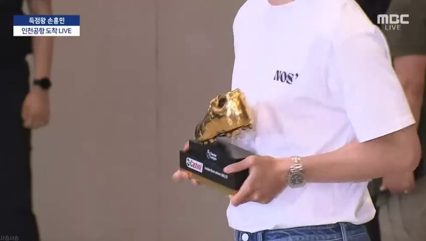 SOUND breaking news. Son Heungmin brought golden boots LOL