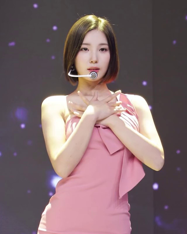 Alice Sohee's body line is really cool with a tight pink dress