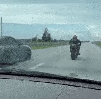 Porsche provocative motorcycle ends in GIF