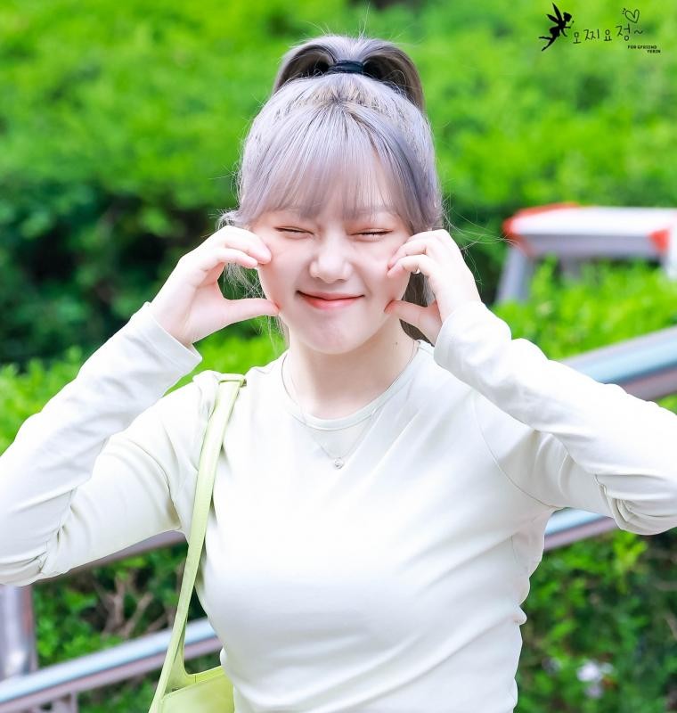 Yerin on her way to Music Bank
