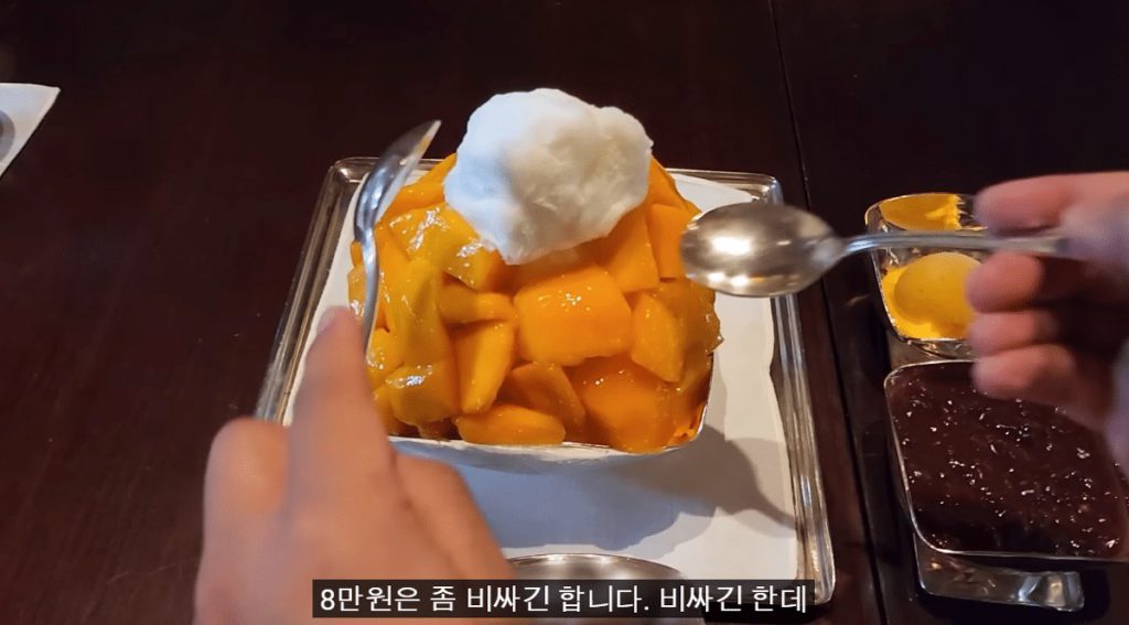 A YouTuber's evaluation of mango shaved ice that costs more than 80,000 won per bowl