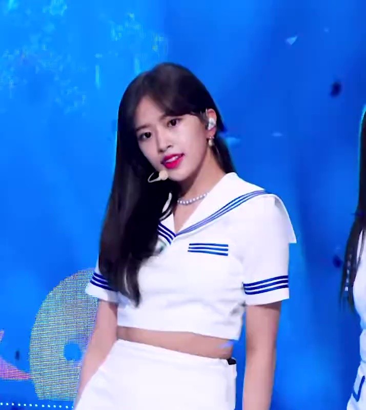 I'm Music Bank's first half marine look Short skirt Ahn Yujin's floor dance