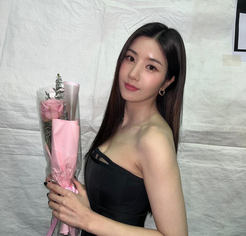 Kwon Eun-Bi Black Dress Dizzy Chest Bone