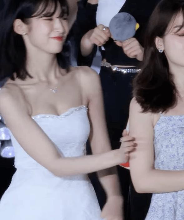 Arin's chest bone is moving on Seunghee's shoulder