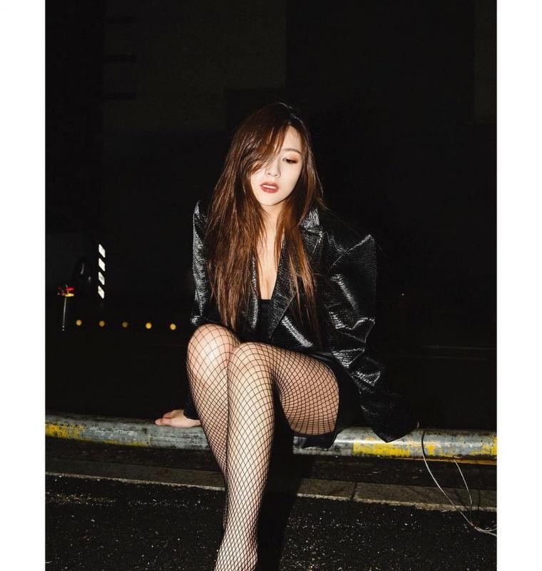 Decadent beauty Apink Oh Hayoung's black mesh stockings