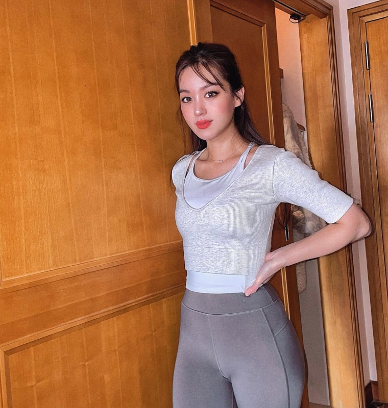 Kim Hee-jung, who has a great gray leggings fit