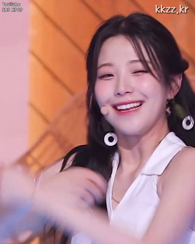 Baek Jiheon of fromis_9 who is handsome and has a good back