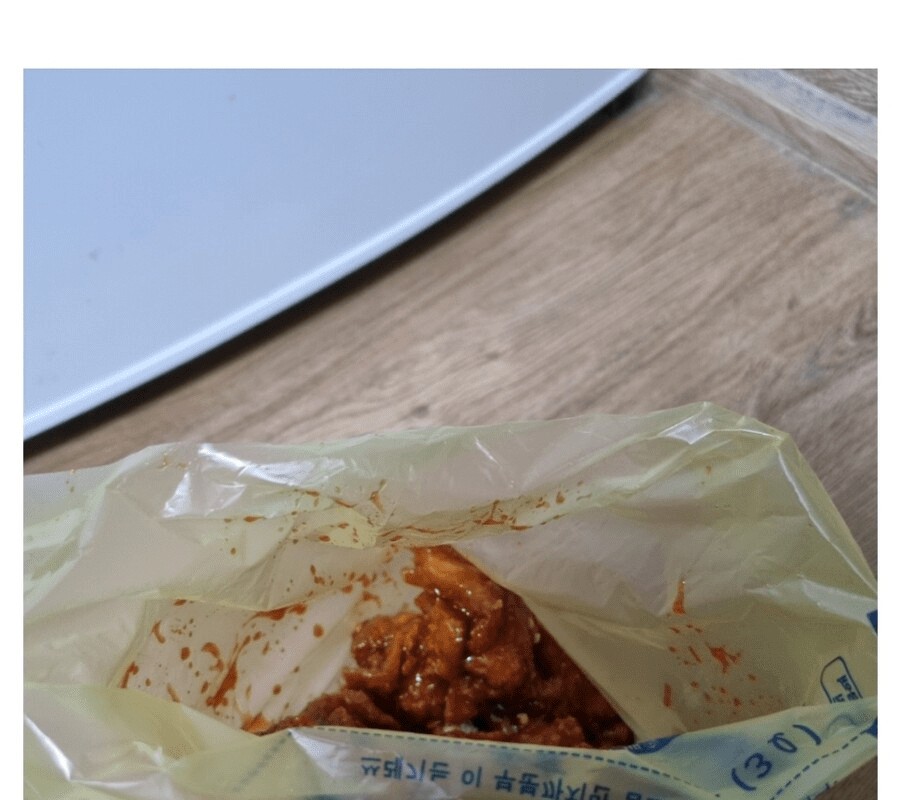 I ordered the sauce, and the fried chicken came and complained, and it was ridiculous