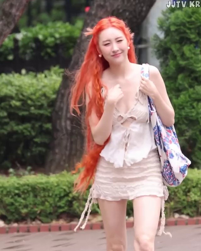 Bold outfit, Sunmi on her way to work