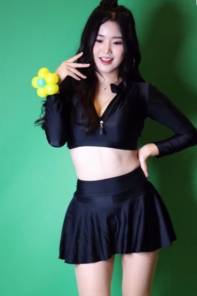During the photoshoot, Hong Ji Eun, the dance model for Zero Two