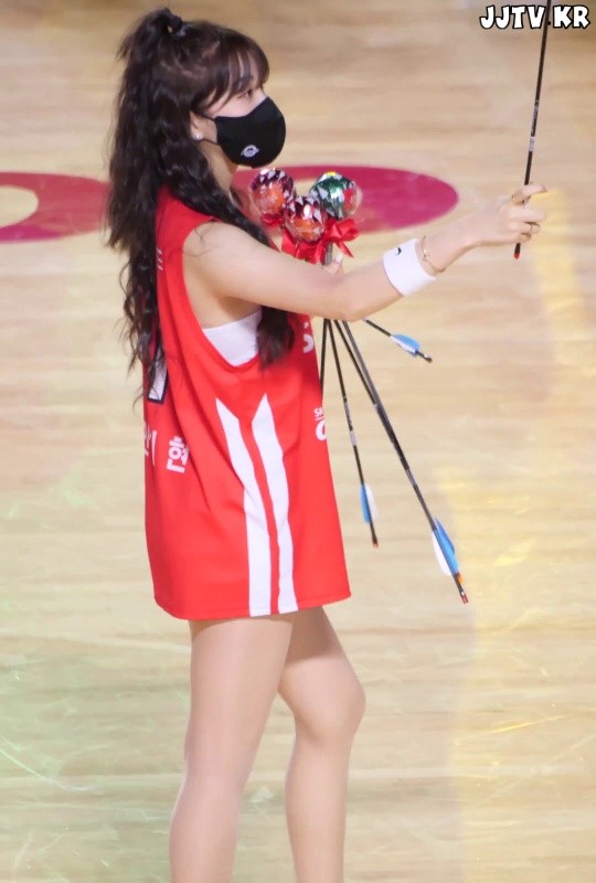 Ahn Jihyun cheerleader with loose sleeveless T-shirts