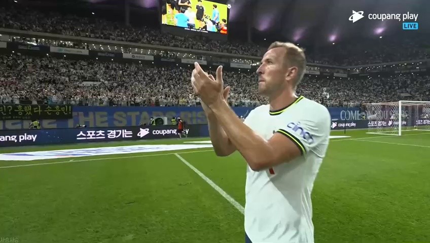 Kane claps for 60,000 spectators