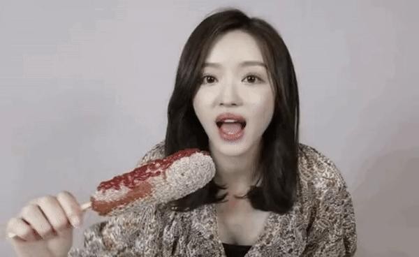 YooA is racy while eating a hot dog
