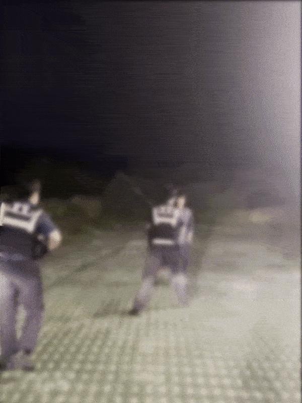 Police in their 50s overpowering a stabbing spree at a bar in Jeju with a long stick