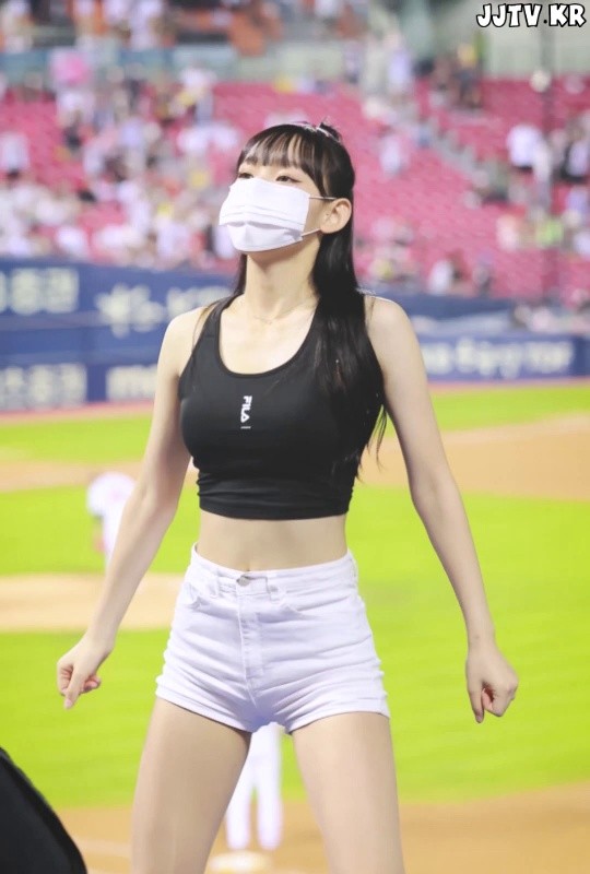 cropped sleeveless white shorts cheerleader Jung Hee-jung