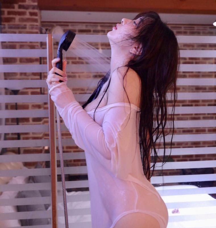 Shin Jaeeun in the shower