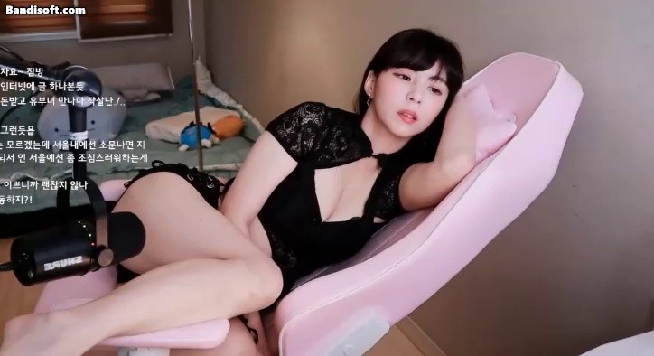 Female cam that draws more attention to your thighs than your chest