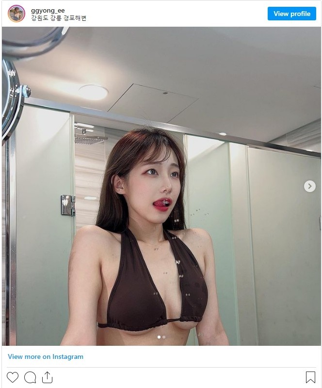 [FAN ID] wearing an under-boop bikini. - Gyeongpo Beach