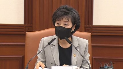 Education Minister Park Soon-ae is banned from posting plagiarism papers