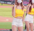 Yellow sleeveless, down shoulder strap, Kim Hyun-ji cheerleader