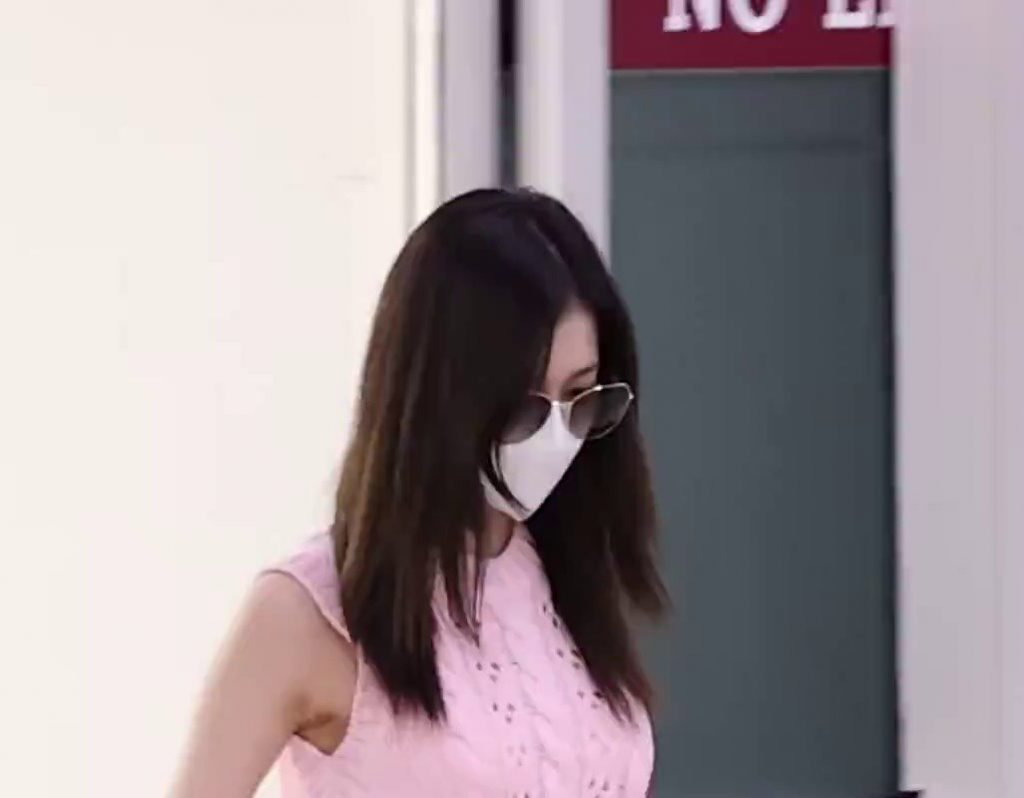 Yesterday's TWICE SANA's pink knitted sleeveless armpit airport fashion