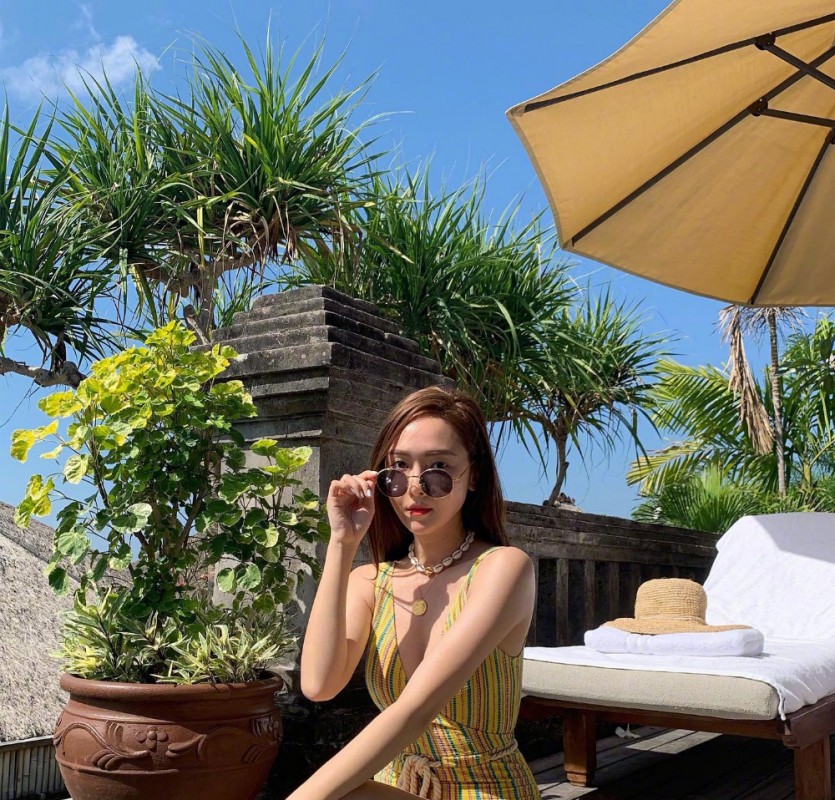 Jessica's yellow swimsuit is so thrilling